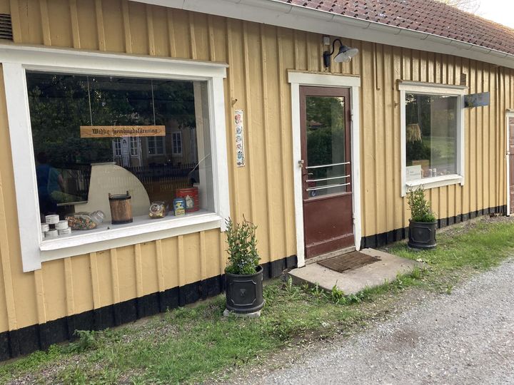 Åsby affär, skyltfönster med krukor och blomster